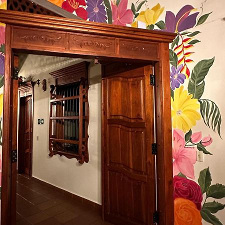 La Casa De Las Flores Hostal Jardin Exterior photo
